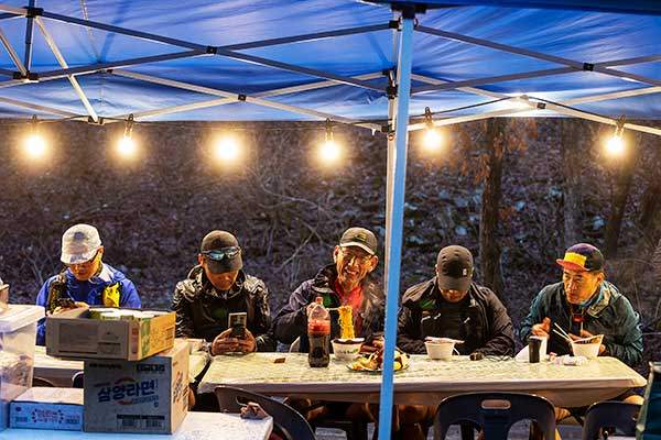 CP6에서 저녁 식사를 하고 있는 선수들. 저녁밥은 컵라면이다. 저 선수들이 CP6을 떠난 직후 경기가 중단됐다.