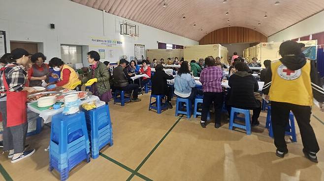 8일 오전 경북 안동시 길안면 길안중학교에서 이재민들이 아침을 먹고 있다.