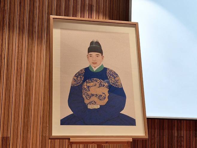 9일 오전 사단법인 세종국가경영연구원 주최로 서울 종로구 세종문화회관 서클홀에서 진행된 ‘청년 세종 어진 제작 발표회 및 봉정식’에서 세종의 30대 시절 어진(御眞·왕의 얼굴 그림)이 공개되고 있다. 김동환 기자
