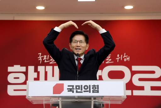국민의힘 김문수 대선 후보가 9일 경기도 수원시 장안구 경기도당에서 열린 경기도당 선거대책위원회 발대식에서 당원들을 향해 손하트를 만들어 보이고 있다. 연합뉴스