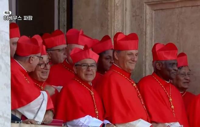 제267대 교황으로 미국의 레오 14세가 선출된 가운데 다른 추기경들의 환한 미소가 화제다.사진=유튜브 'cpbcTV가톨릭콘텐츠의모든것' 채널 갈무리
