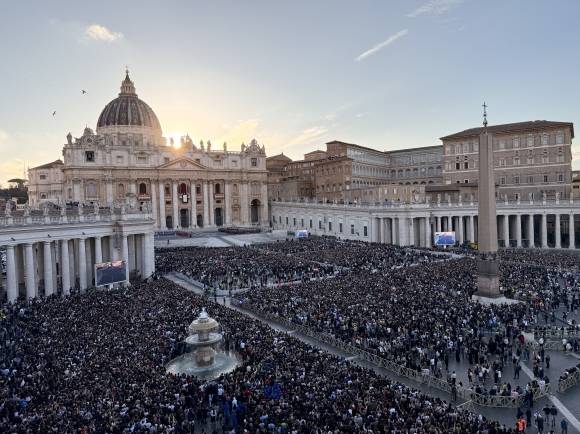 프란치스코 교황을 이을 제267대 교황에 미국의 로버트 프랜시스 프레보스트(69) 추기경이 선출된 8일(현지시간) 바티칸 성 베드로 광장에 신자들이 모여 있다. 2025.5.8 바티칸 로이터 연합뉴스