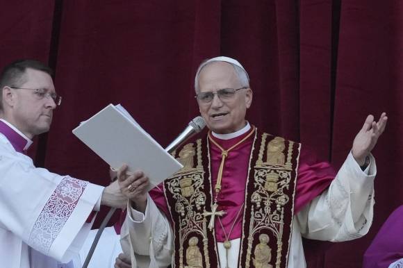 8일(현지시간) 프란치스코 교황을 이을 제267대 교황에 선출된 미국의 로버트 프랜시스 프레보스트(69) 추기경이 바티칸 성 베드로 대성전 발코니에 모습을 드러내고 있다. 즉위명은 레오 14세. 2025.5.8 바티칸 AP 연합뉴스