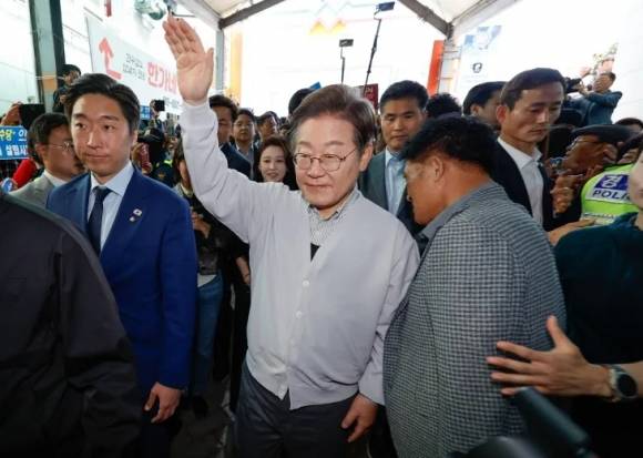 이재명 더불어민주당 대통령 후보가 2차 골목골목 경청투어 마지막 날인 7일 오전 전북 임실군 임실시장을 찾아 인사하고 있다. 2025.5.7 뉴스1