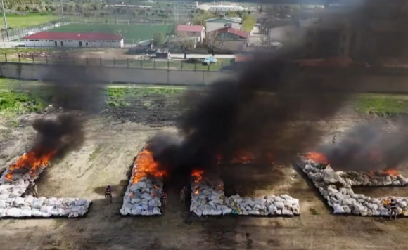 튀르키예 경찰이 디야르바키르주에서 압수한 대마초 20톤에 불을 붙이자 검은 연기가 피어오르고 있다. 엑스(X·옛 트위터) 캡처