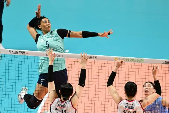 공격하는 실바 - 공격하는 실바     (서울=연합뉴스)  26일 서울 장충체육관에서 열린 도드람 2024-2025 V리그 여자부 정관장과 GS칼텍스의 경기. GS칼텍스 지젤 실바가 공격하고 있다.     GS칼텍스는 이날 경기에서 실바의 32득점에 힙입어 세트 점수 3-1(22-25 25-21 25-21 25-19)로 승리했다. 2025.2.26 [KOVO 제공. 재판매 및 DB 금지]     photo@yna.co.kr  (끝)   <저작권자(c) 연합뉴스, 무단 전재-재배포, AI 학습 및 활용 금지>