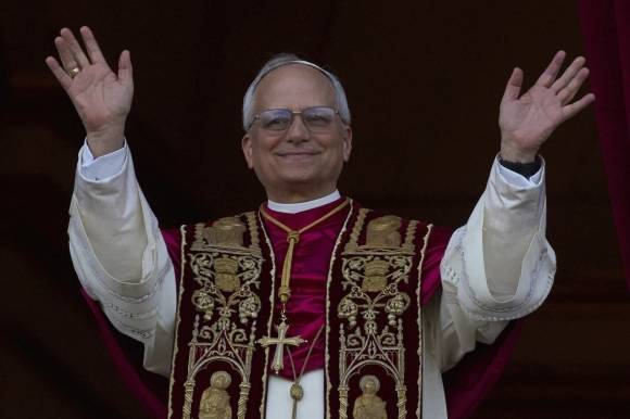 제267대 교황에 미국 프레보스트 추기경 선출 - 8일(현지시간) 제267대 교황으로 선출된 미국의 로버트 프랜시스 프레보스트(69) 추기경이 선출 직후 바티칸 성베드로대성당 중앙 ‘강복의 발코니’에서 인사하고 있다. 새 교황의 즉위명은 ‘레오 14세’로  ‘레오’는 라틴어로 ‘사자’를 뜻한다. 2025.05.09.