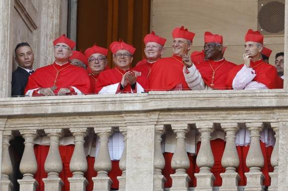 8일(현지시간) 레오 14세가 새 교황으로 선출된 가운데 콘클라베에 참석한 추기경들이 바티칸 성 베드로 대성전 발코니에서 밝게 웃고 있다. 2025.5.8 바티칸 EPA 연합뉴스