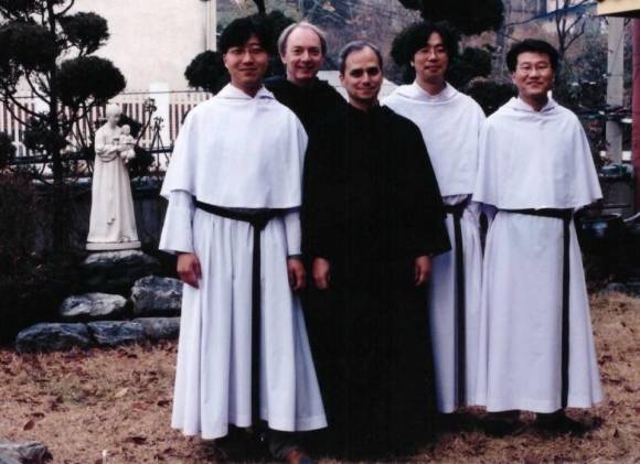 2002년에 한국 방문한 레오 14세 - 2002년에 한국 방문한 레오 14세 레오 14세 교황이 2002년 성 아우구스티노 수도회 총장 신분으로 한국을 방문해 인천 전동수도원에서 수도자들과 함께 촬영한 기념사진. 성 아우구스티노회 수도회의 한국지부 ‘아우구스띠노 수도회’ 제공.