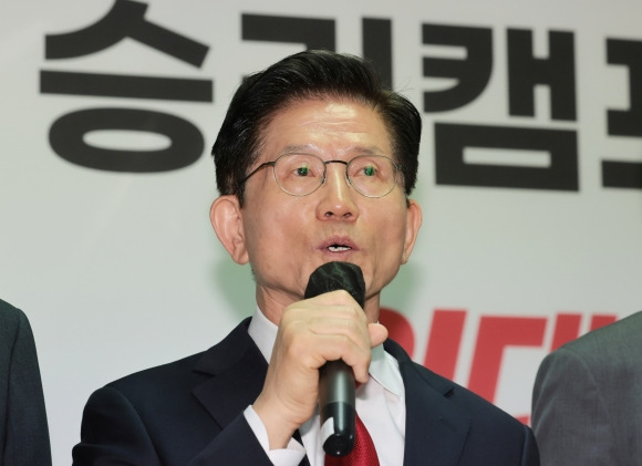 김문수 국민의힘 대선 후보가 9일 서울 여의도 선거 캠프 사무실에서 대선 정책 등을 발표하고 있다. 연합뉴스