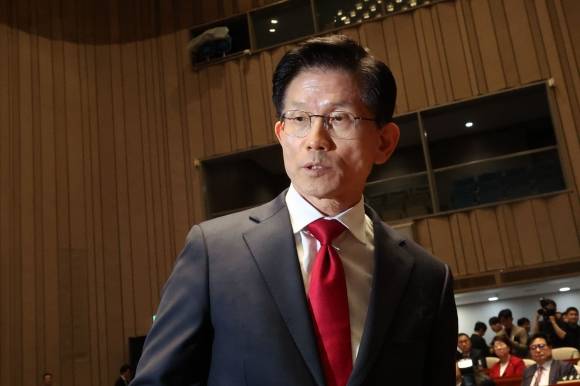 의총장 나가는 김문수 대선후보 - 김문수 국민의힘 대선 후보가 9일 오전 서울 여의도 국회에서 열린 의원총회에서 밖으로 나서고 있다. 이날 서울남부지법은 후보 지위를 인정해달라는 김 후보 측 가처분 신청을 기각했다. 뉴시스