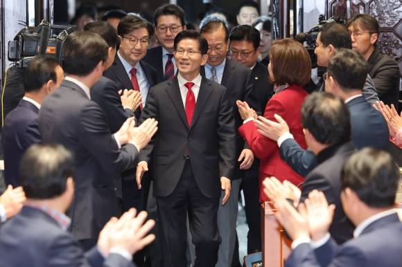 김문수 국민의힘 대선 후보가 9일 서울 여의도 국회에서 열린 의원총회에 입장하고 있다. 2025.5.9 연합뉴스