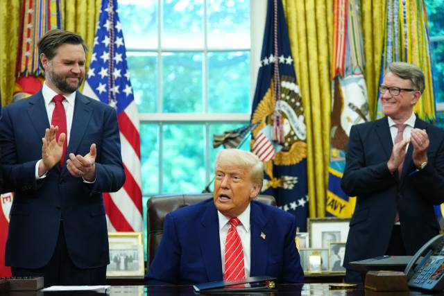 도널드 트럼프(가운데) 미국 대통령이 8일(현지 시간) 워싱턴DC 백악관 집무실에서 영국과의 무역협상 타결 소식을 발표하는 사이 JD 밴스(왼쪽) 미국 부통령과 피터 맨델슨 주미 영국 대사가 박수를 치고 있다. EPA연합뉴스