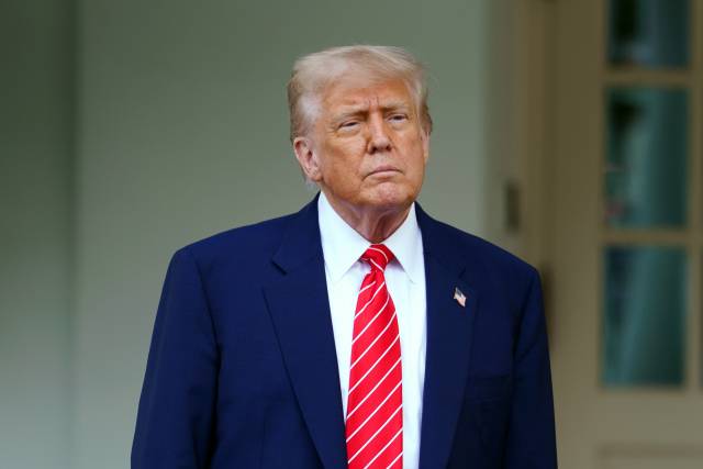 도널드 트럼프 미국 대통령이 8일(현지 시간) 워싱턴DC 백악관 웨스트윙에서 언론의 질문을 받고 있다. EPA연합뉴스