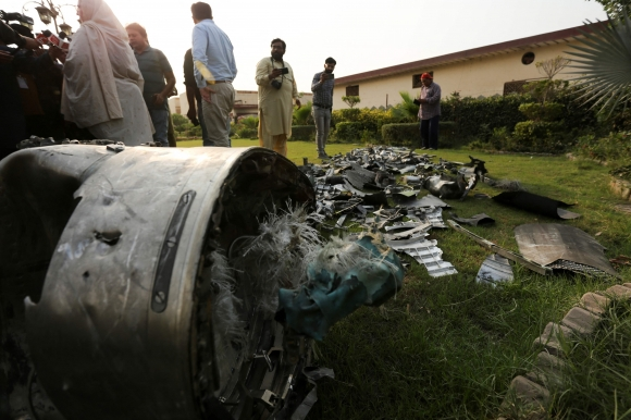 7일(현지시간) 파키스탄 펀자브주 바하왈푸르에서 약 7㎞ 떨어진 아흐메드푸르 샤르키아 지역의 한 이슬람 학교 교정에서 기자들이 인도군 공습 후 발견된 미사일 파편을 촬영하고 있다. AFP연합뉴스