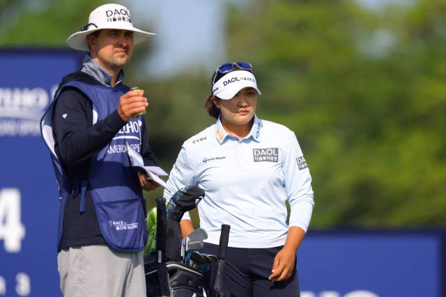 티샷 전 홀을 바라보고 있는 유해란. AFP연합뉴스