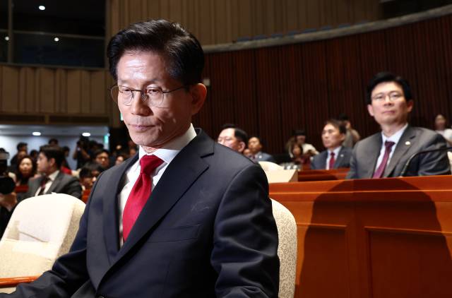 김문수 국민의힘 대선 후보가 9일 오전 서울 여의도 국회에서 열린 의원총회에 참석해 자리하고 있다. 뉴스1