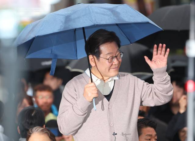 더불어민주당 이재명 대선 후보가 제3차 골목골목 경청투어로 경북지역 방문에 나선 9일 경북 고령군 대가야역사공원에서 지지자들을 향해 인사하고 있다. 연합뉴