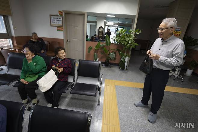 보건지소 업무 시작 시간 전인 오전 8시30분께, 전날 정류장에서 만나 버스표를 대신 끊어준 임경수 고부보건지소장(오른쪽)에게 주민이 답례로 빵을 선물했다. 검은 비닐에 담긴 빵을 든 임 소장이 고마움을 표시하고 있다. ⓒ시사IN 이명익