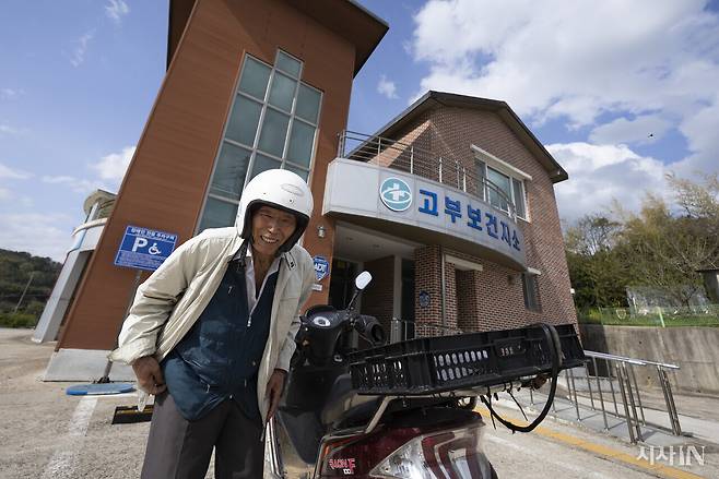 전북 정읍시 고부면 고부보건지소에서 진료를 마친 한 동네 주민이 오토바이를 타기 전 환하게 웃고 있다. ⓒ시사IN 이명익