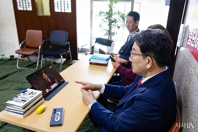 국민의힘 권성동 원내대표가 김문수 대통령 후보의 관훈클럽 토론회 영상을 보고 있다. ⓒ시사IN 신선영