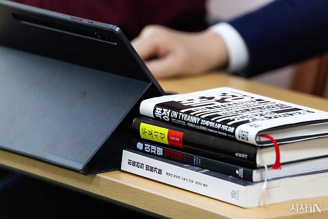 조속한 단일화를 촉구하며 단식 농성에 돌입한 국민의힘 권성동 원내대표 앞에 놓인 책들.&nbsp; ⓒ시사IN 신선영