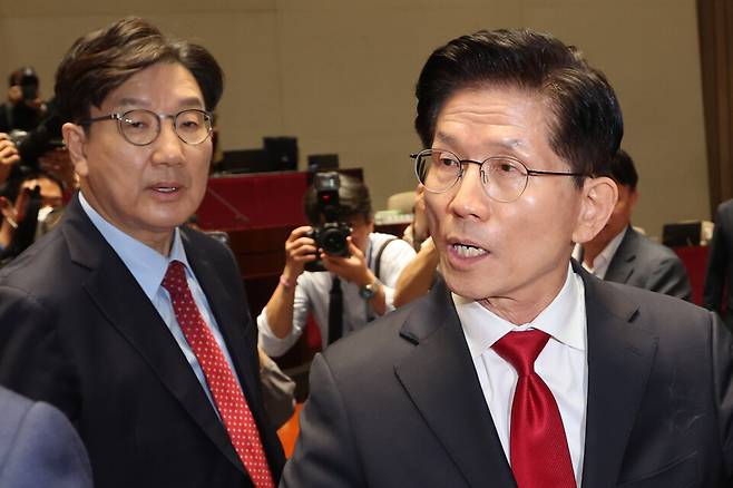 김문수 국민의힘 대선 후보가 5월9일 서울 여의도 국회에서 열린 의원총회에서 권영세 비상대책위원장이 단일화를 압박하는 발언 뒤 퇴장하자 항의하며 의총장을 나가고 있다. ⓒ 연합뉴스