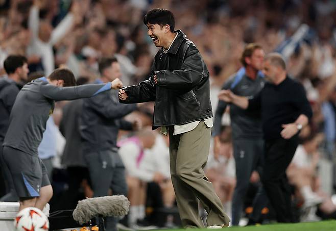 사복을 입은 토트넘 손흥민이 2일 유로파리그 보되/글림트와의 4강 1차전에서 팀이 골을 넣자 활짝 웃으며 기뻐하고 있다. Getty Images코리아