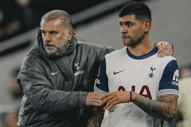엔제 포스테코글루 토트넘 감독과 크리스티안 로메로. 영국 ‘스퍼스웹’