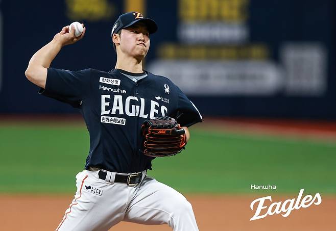 한화 엄상백이 9일 고척 키움전에 선발 등판해 역투하고 있다. 한화 이글스 제공