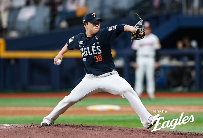 한화 김종수가 9일 고척 키움전에 구원 등판해 힘껏 공을 던지고 있다. 한화 이글스 제공