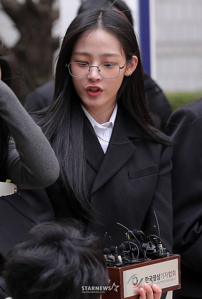 어도어가 뉴진스(NJZ) 멤버들을 상대로 제기한 '기획사 지위보전 및 광고계약 체결 등 금지 가처분' 첫 심문기일이 7일 오전 서울 서초구 중앙지방법원에서 열린 가운데 걸그룹 뉴진스 민지가 공판을 마친 뒤 입장을 밝히고 있다. 2025.03.07 /사진=김창현 chmt@