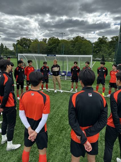 강원FC 유소년 선수들과 김병지(가운데) 대표이사. /사진=강원FC 제공