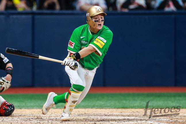 최주환이 7일 KIA전 8회말 3타점 2루타를 날리고 있다. /사진=키움 히어로즈 제공