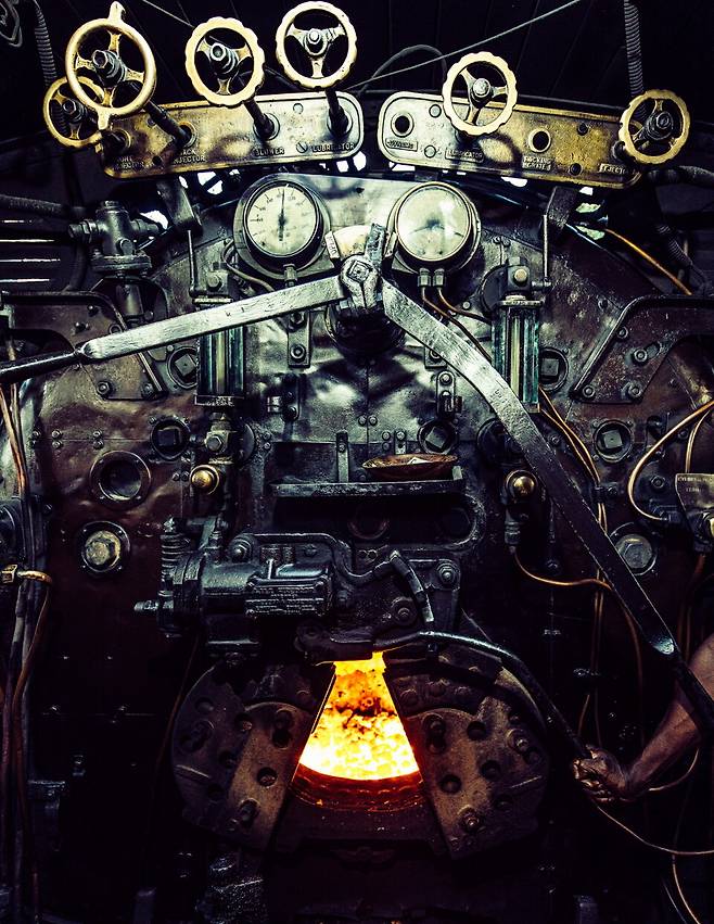 더 로열 리빙스톤 익스프레스는 석탄을 연료로 사용해 움직이는 증기기관차다. 석탄을 화실에 넣어 불을 때고, 그 열기로 데워지는 보일러의 물이 증기를 발생시켜 압력으로 기차의 바퀴를 움직이는 형식&nbsp;