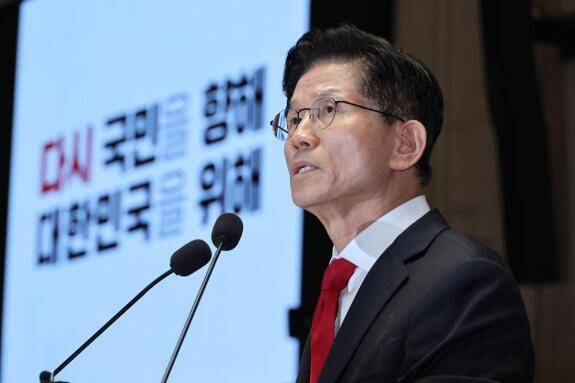 김문수 국민의힘 대선 후보가 5월 9일 서울 여의도 국회에서 열린 의원총회에서 발언하고 있다.  뉴스1