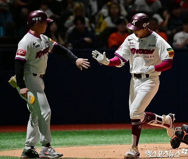 키움 외야수 이주형(오른쪽)은 9일 고척스카이돔에서 '2025 신한 SOL Bank KBO 리그' 한화와 주말 3연전 첫 번째 경기에서 3번타자 중견수로 선발 출전했다. 상대 선발 엄상백의 체인지업을 공략해 솔로 홈런을 기록. 팀에 달아나는 점수를 안겨줬다. 엑스포츠뉴스 고척, 김한준 기자