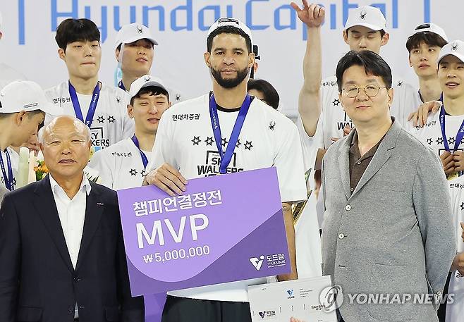 MVP 선정된 현대캐피탈 레오 (인천=연합뉴스) 임순석 기자 = 5일 인천 계양체육관에서 열린 2024-2025 V리그 남자부 챔피언결정전 대한항공 점보스와 현대캐피탈 스카이워커스의 3차전 경기. MVP로 선정된 현대캐피탈 레오가 경기가 끝난 뒤 진행된 시상식에서 기념 촬영을 하고 있다. 2025.4.5 soonseok02@yna.co.kr