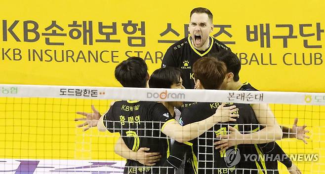 비예나 포효 (의정부=연합뉴스) 김병만 기자 = 26일 경기도 의정부 경민대체육관에서 열린 도드람 2024-2025 V리그 남자부 플레이오프 1차전 KB손해보험-대한항공 경기. KB손해보험 비예나가 동료 선수들과 포효하고 있다. 
2025.3.26 kimb01@yna.co.kr
