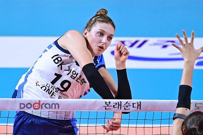 공격하는 기업은행 빅토리아 (서울=연합뉴스) 21일 인천삼산월드체육관에서 열린 2024-2025 여자프로배구 V리그 흥국생명과 IBK기업은행의 경기. 기업은행 빅토리아가 공격을 시도하고 있다. 2025.1.21 [한국배구연맹 제공. 재판매 및 DB 금지] photo@yna.co.kr