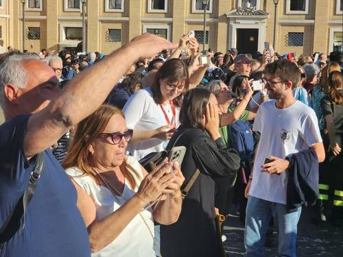 교황 선출에 기뻐하는 사람들 (바티칸=연합뉴스) 신창용 특파원 = 8일(현지시간) 바티칸 시스티나 성당 굴뚝 위로 흰 연기가 피어오르자 성 베드로 광장을 가득 메운 사람들이 새 교황 탄생에 감격하고 있다. 2025.05.08 changyong@yna.co.kr