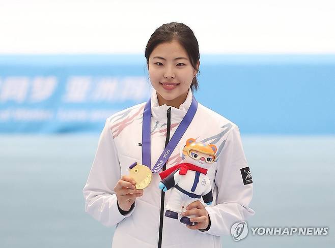 여자 100ｍ에서 금메달 획득한 이나현 (하얼빈=연합뉴스) 박동주 기자 = 8일 중국 하얼빈 헤이룽장 빙상훈련센터 스피드스케이팅 오벌에서 열린 스피드스케이팅 여자 100ｍ에서 금메달을 획득한 이나현이 기념 촬영을 하고 있다. 2025.2.8 pdj6635@yna.co.kr