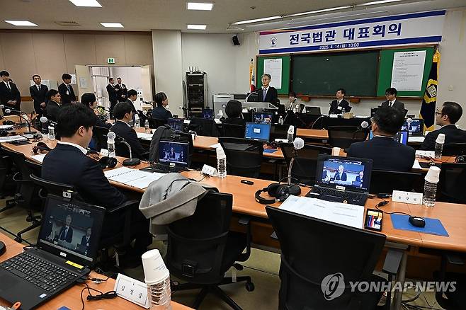 인사말 하는 조희대 대법원장 (서울=연합뉴스) 조희대 대법원장이 14일 경기도 고양시 사법연수원에서 열린 전국법관대표회의에서 인사말을 하고 있다. 2025.4.14 [전국법관대표회의 제공. 재판매 및 DB 금지] photo@yna.co.kr