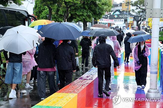 비 내리는 제주 (제주=연합뉴스) 박지호 기자 = 제주도에 호우특보가 내려진 9일 오전 제주시 산지천 인근에서 수학여행 온 학생들이 우산을 쓰고 이동하고 있다. 2025.5.9 jihopark@yna.co.kr