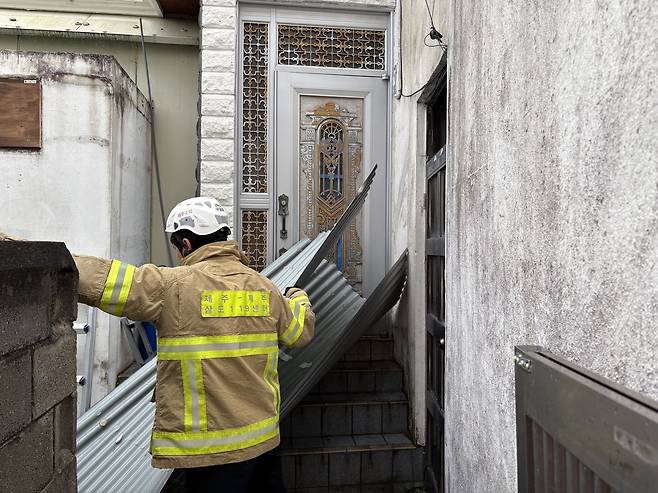 강풍에 떨어진 공사자재 [제주도 소방안전본부 제공. 재판매 및 DB 금지]