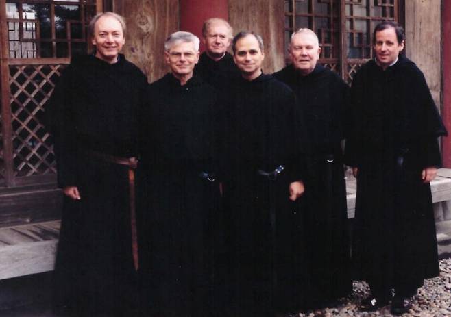 2002년에 한국 방문한 레오 14세(오른쪽에서 세번째) [성 아우구스티노회 수도회의 한국지부 '성 아우구스띠노 수도회' 제공. 재판매 및 DB 금지]