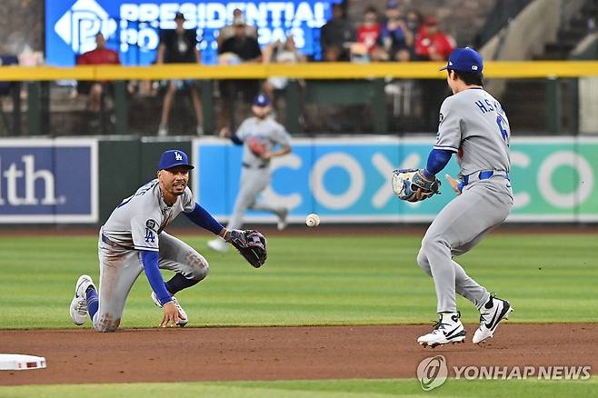무키 베츠(왼쪽)와 수비에서 호흡을 맞추는 다저스 김혜성 [게티이미지/AFP=연합뉴스]