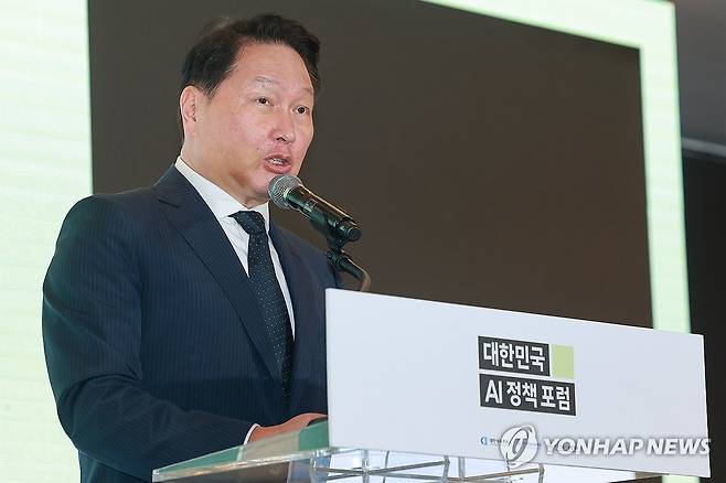 개회사하는 최태원 회장 (서울=연합뉴스) 신현우 기자 = 최태원 대한상공회의소 회장이 9일 서울 중구 롯데호텔 사파이어볼룸에서 열린 대한민국 AI 정책 포럼에 참석해 개회사하고 있다. 2025.5.9 nowwego@yna.co.kr