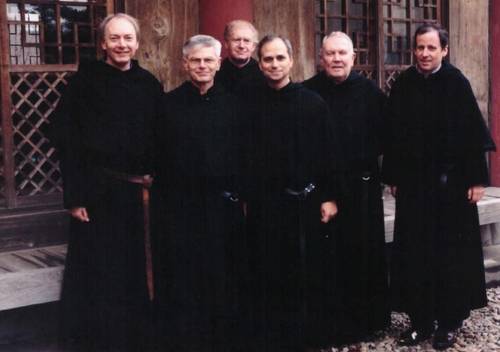 2002년에 한국 방문한 레오 14세(오른쪽에서 세번째) [성 아우구스티노회 수도회의 한국지부 '성 아우구스띠노 수도회' 제공. 재판매 및 DB 금지]