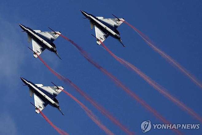 중국의 J-10 전투기 시험 비행 [로이터 연합뉴스 자료사진. 재판매 및 DB금지]